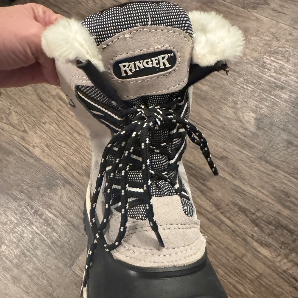 Cozy lined Women's Ranger Winter Boots. Lace up size 8